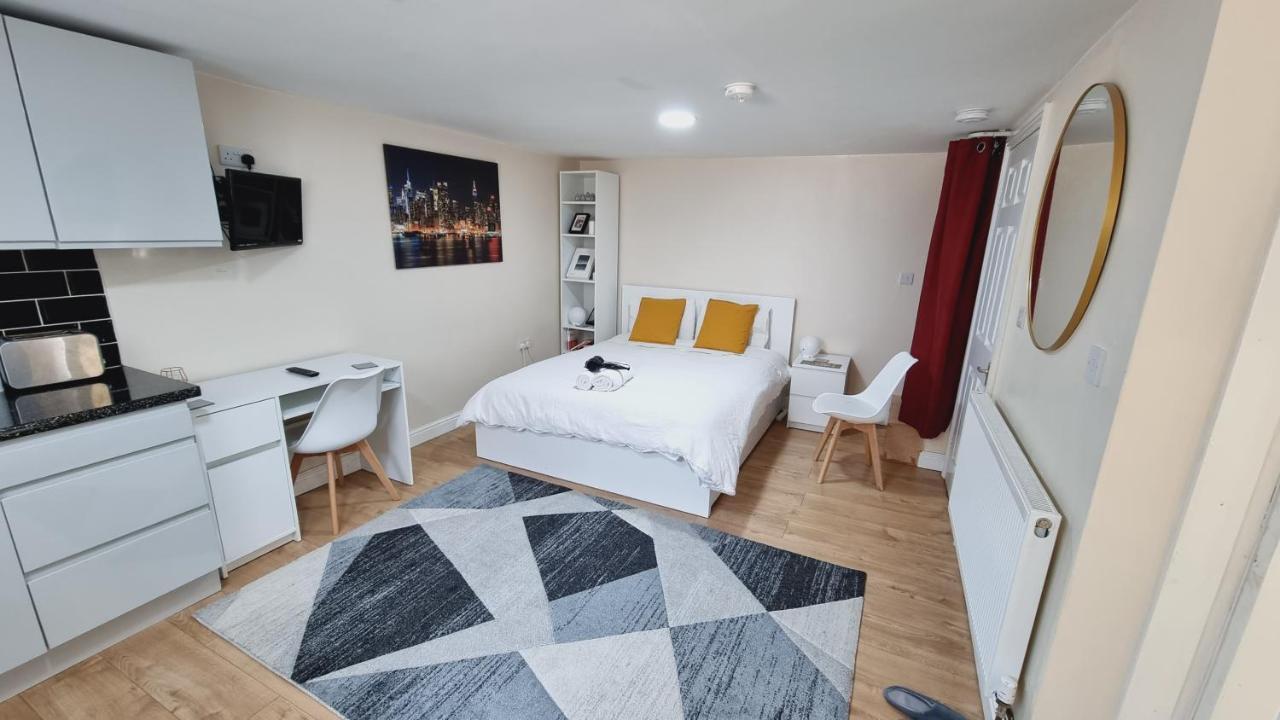 Lovely Studio-flat With Free Parking, Free Wifi. *