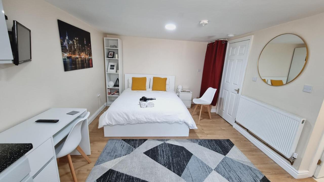 Lovely Studio-flat With Free Parking, Free Wifi. Leeds (West Yorkshire)